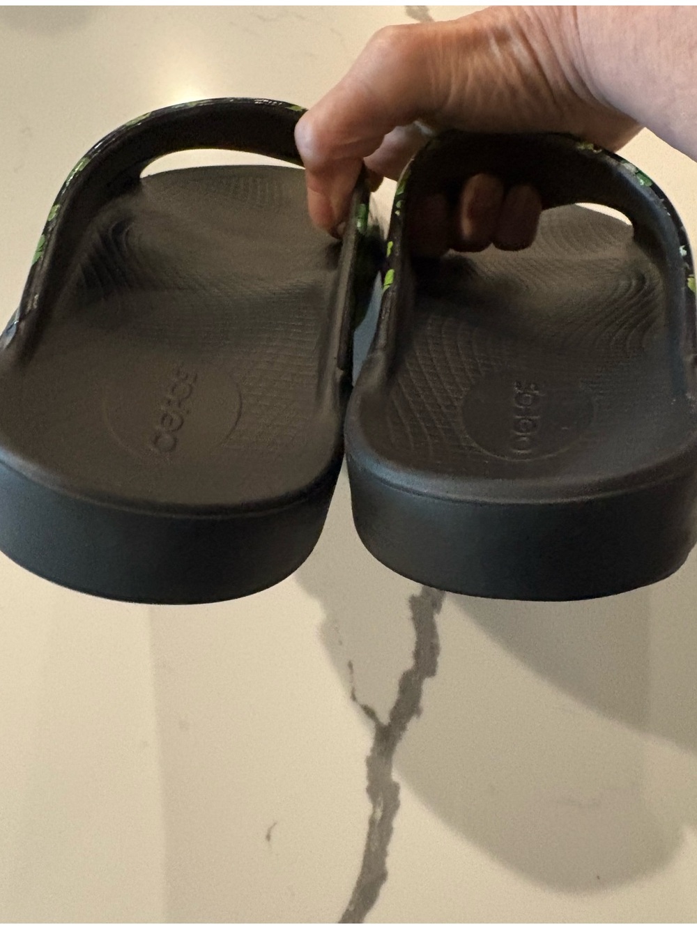 OOFOS Ooahh Limited Edition Black with Green Clover Design Sandal, 8, 39 - Picture 9 of 10